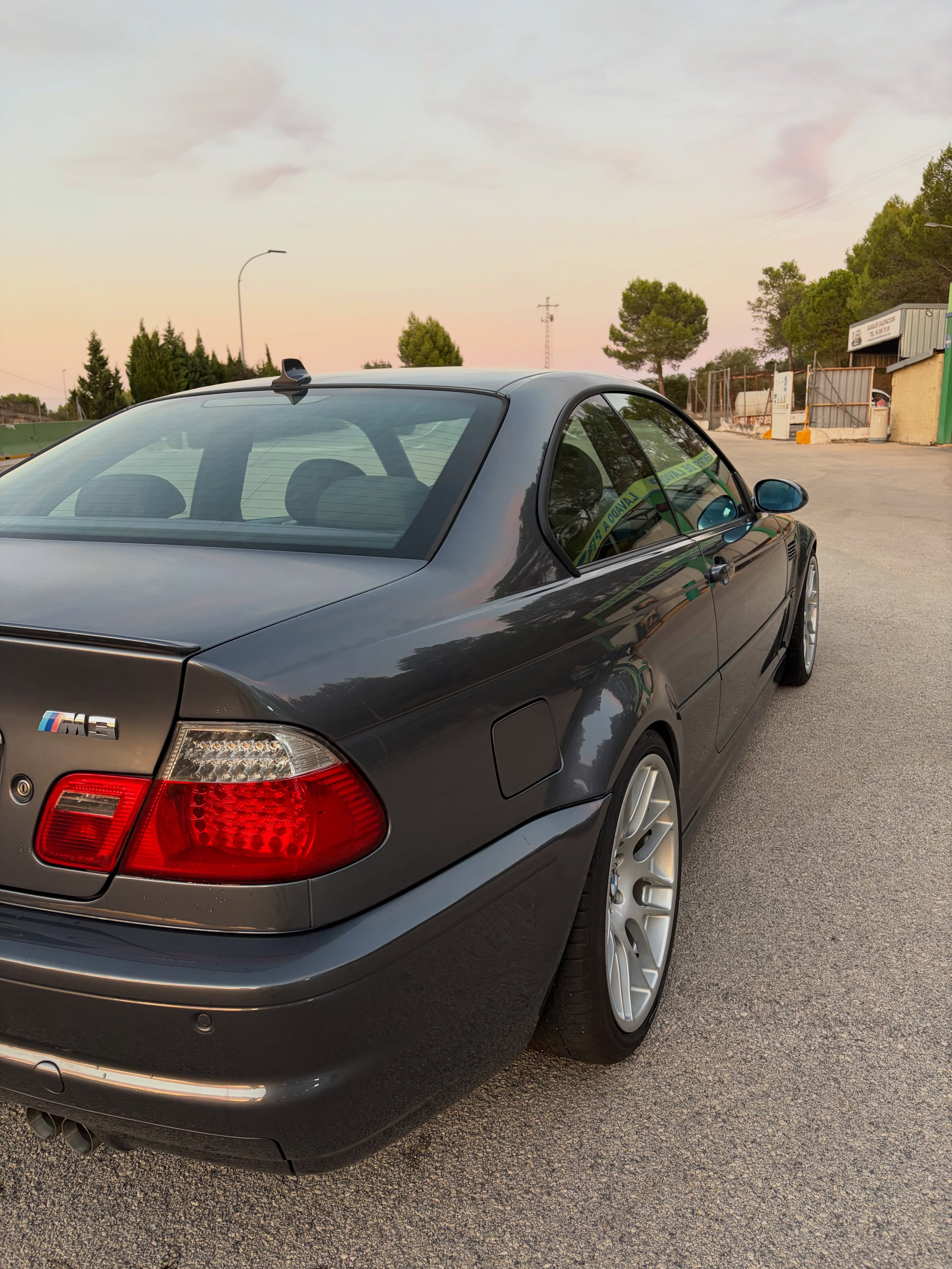 BMW M3 E46 con la pintura y las llantas visibles tras el servicio de BTL Detailing