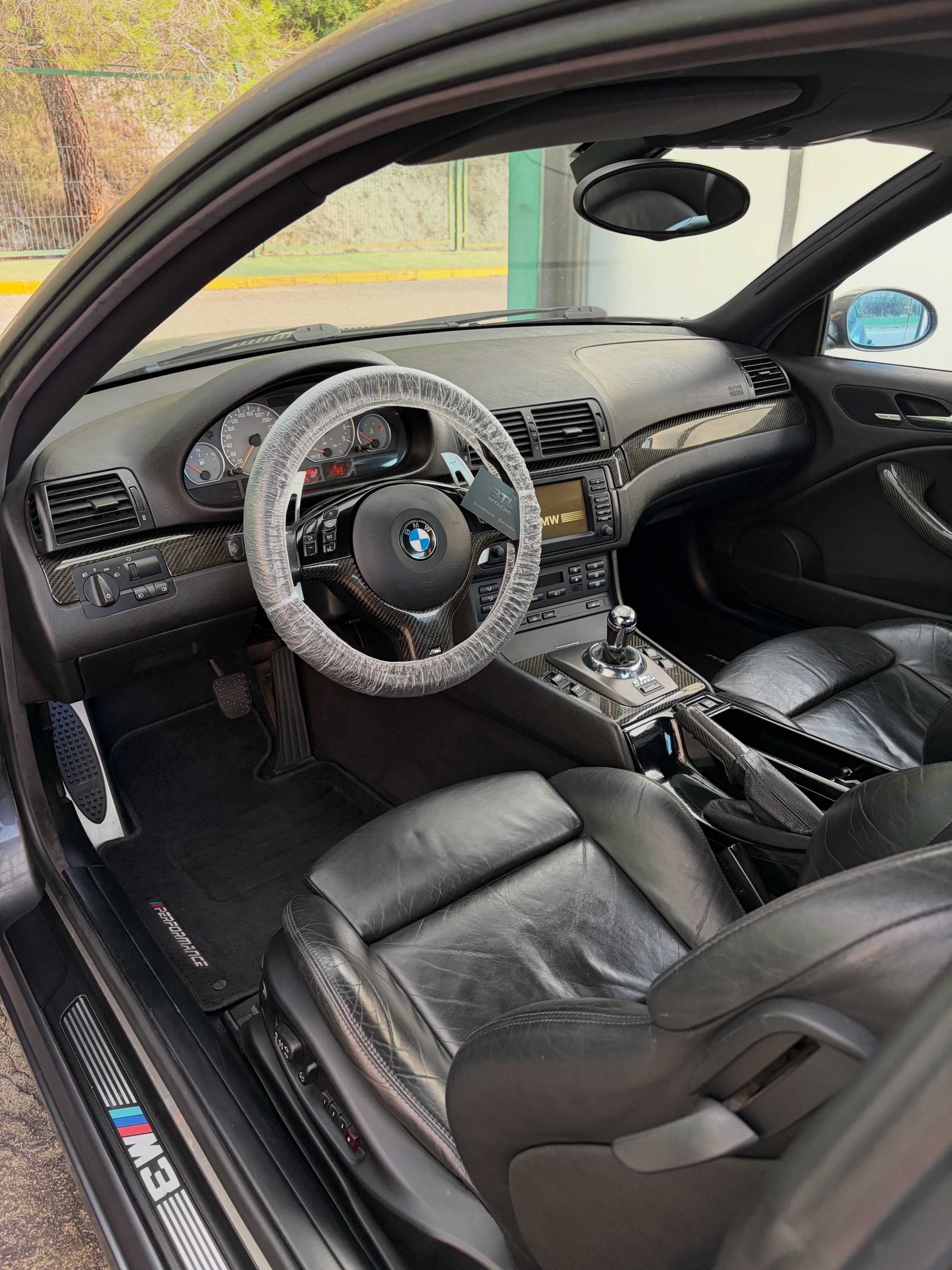 Interior de un BMW M3 E46 durante el trabajo de BTL Detailing