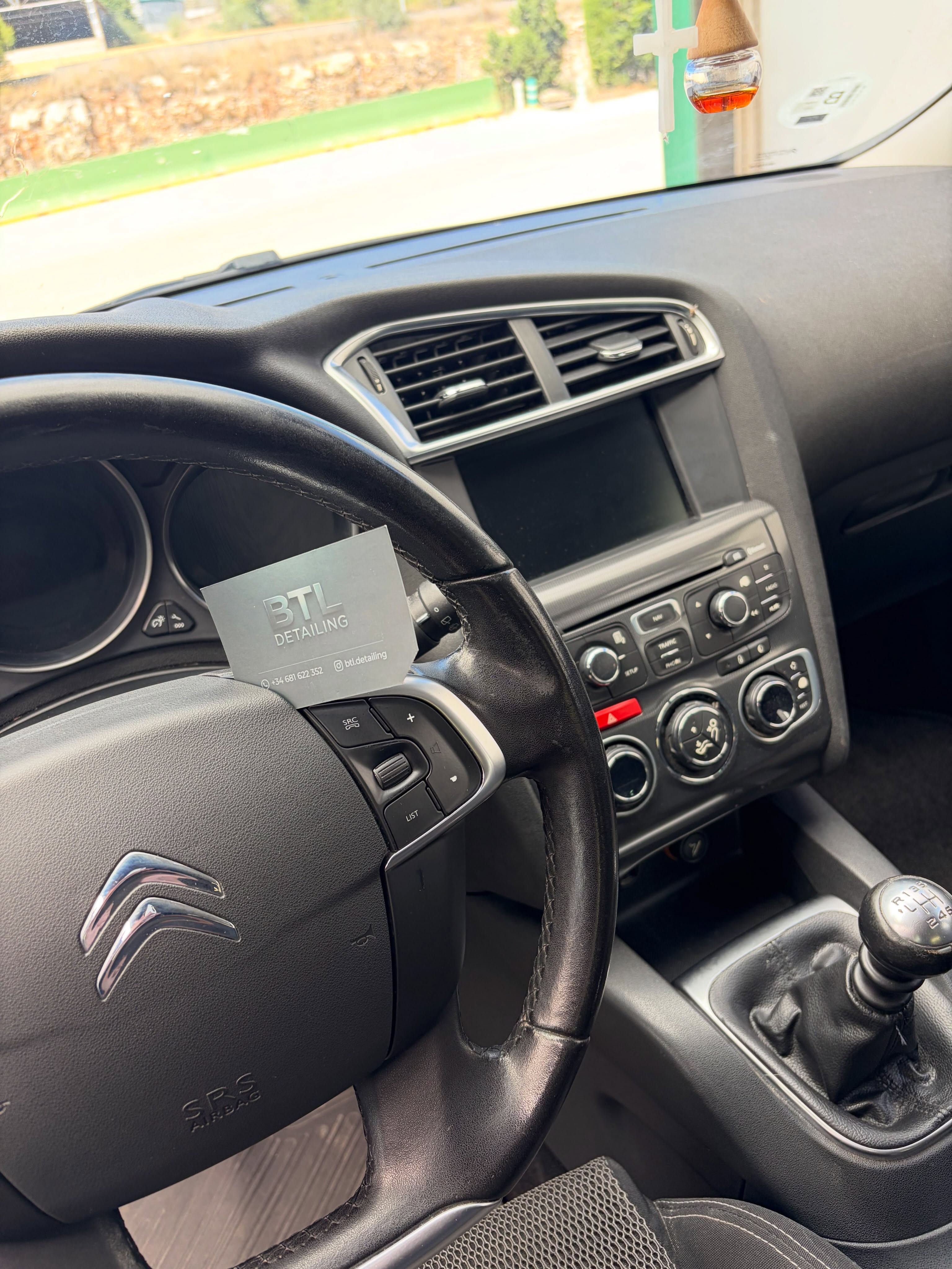 Detalle de un interior de vehículo durante un trabajo de BTL Detailing